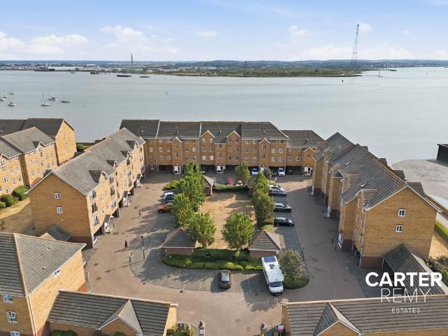 Flat for sale in Grays, Essex