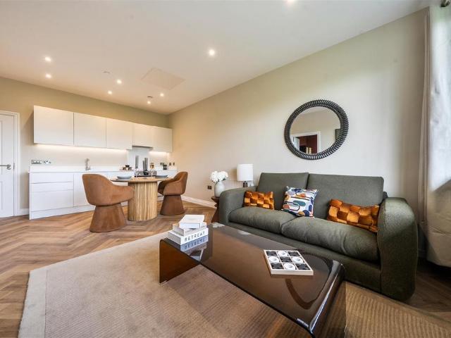 Flat for sale in St Albans, Five Acres