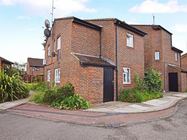 Flat for sale in Hampton, Greater London