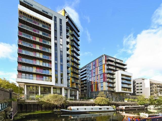 Flat for sale in Hackney Wick, Greater London