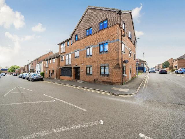 Flat for sale in Dunstable, Bedfordshire