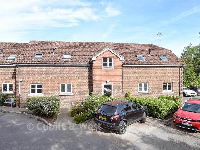 Flat for sale in Slaugham, Perryfields
