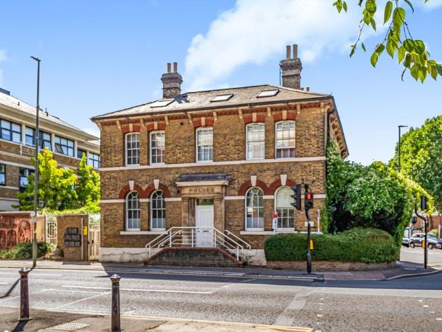 Flat for sale in Birch Green, Lower Halliford
