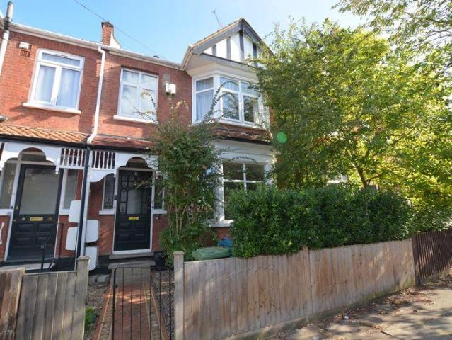 Flat for sale in Lane, Greater London