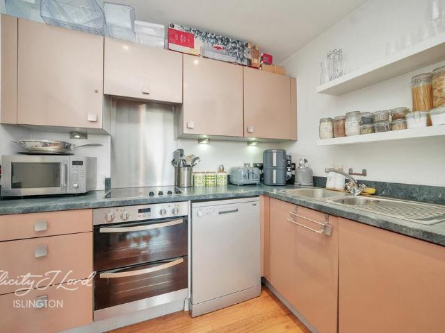 Flat for sale in Barnsbury, Greater London