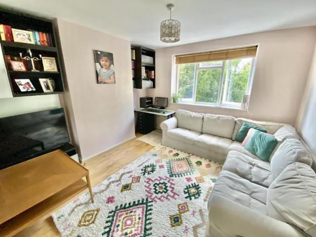 Flat for sale in Potters Bar, Hertfordshire