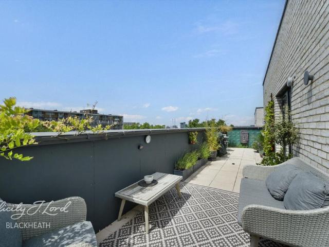 Flat for sale in Charlton Riverside, Greater London