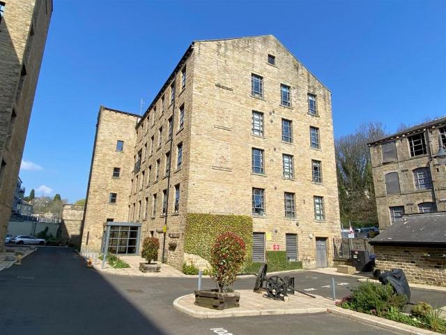 Flat for sale in Longwood, West Yorkshire