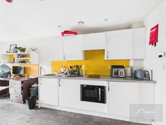 Flat for sale in Islington, Calderstones