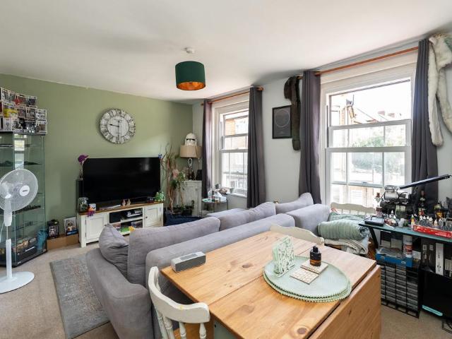 Flat for sale in Rose Hill, Pachesham Park
