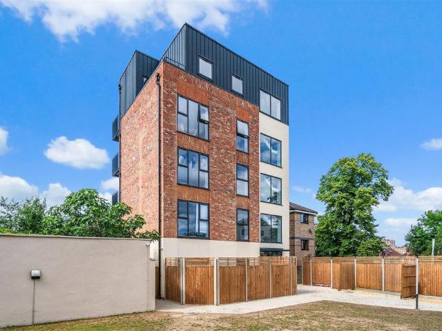 Flat for sale in Brondesbury, Greater London