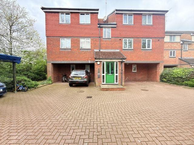 Flat for sale in London Borough of Ealing, Greenford