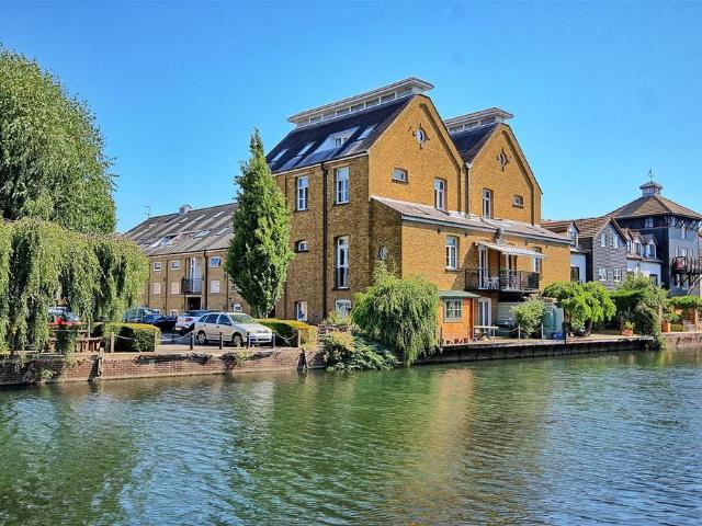 Flat for sale in Kings Hill, Colliers End