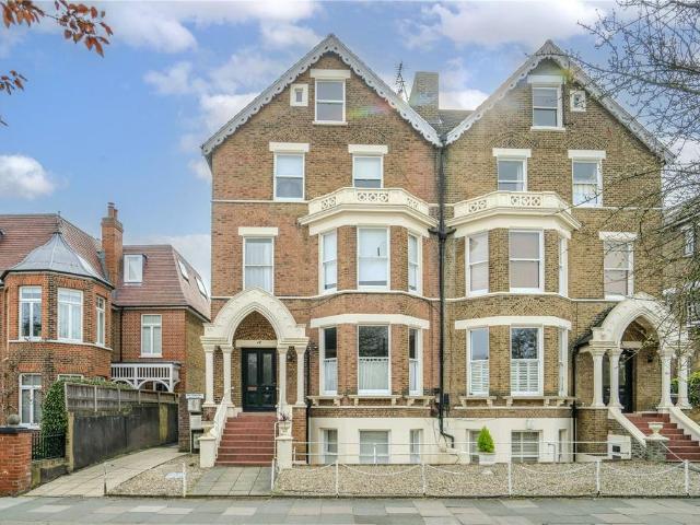 Flat for sale in Kew, Greater London