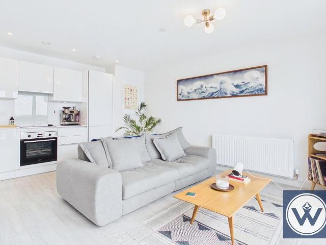 Flat for sale in Hayes, Greater London