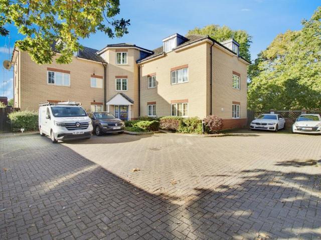 Flat for sale in The Ryde, Fretherne