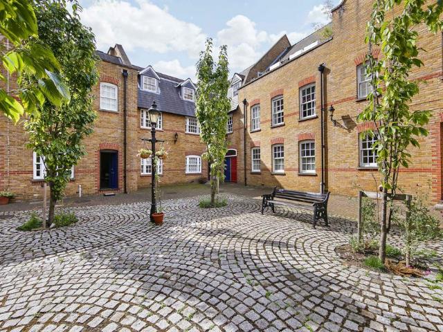 Flat for sale in Wapping, Greater London