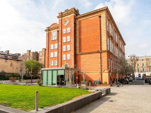 Flat for sale in Highbury, Greater London