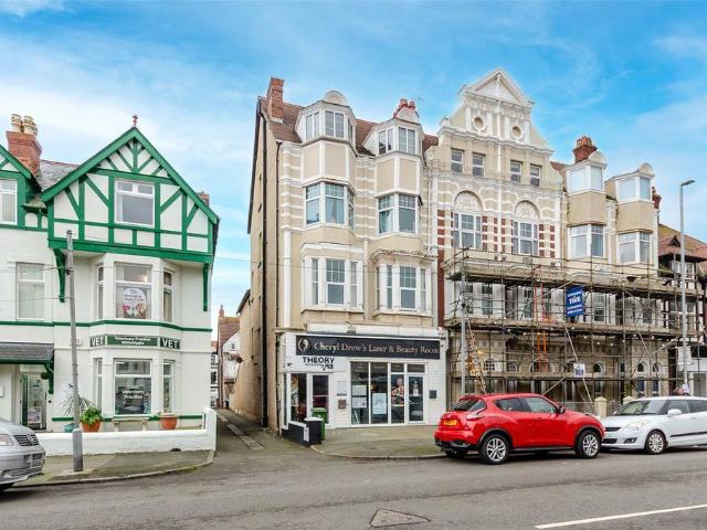 Flat for sale in Llandudno, Wales