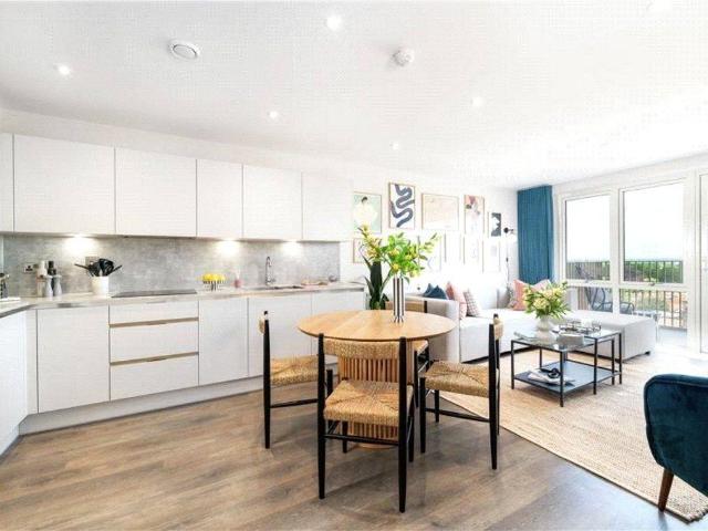 Flat for sale in Carpenders Park, Three Rivers