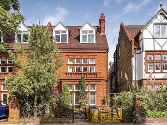 Flat for sale in London Borough of Hounslow, Greater London