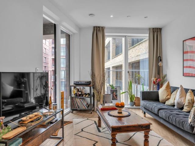Flat for sale in Old Ford, Bow