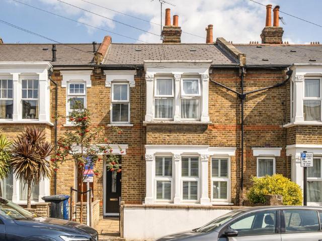 Flat for sale in London Borough of Ealing, Greater London