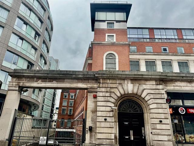 Flat for sale in Calderstones