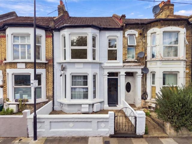 Flat for sale in Duckett's Green, Greater London