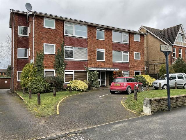Flat for sale in Carshalton Beeches, Greater London