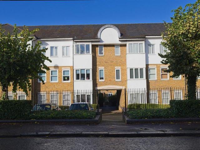 Flat for sale in Hertford, Colliers End