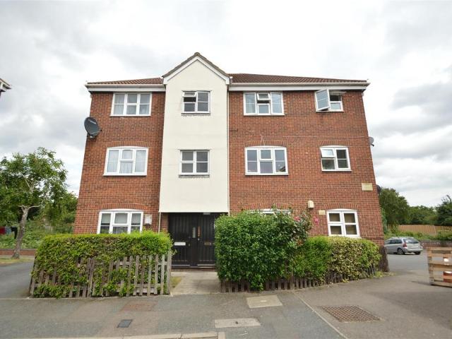 Flat for sale in Scrattons Farm, Greater London