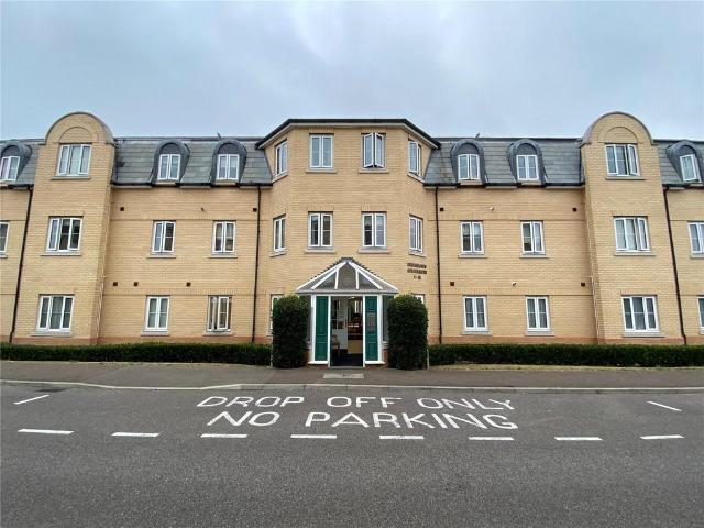 Flat for sale in Laindon, Essex