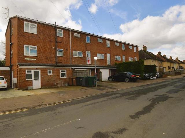 Flat for sale in Batchworth, Hertfordshire