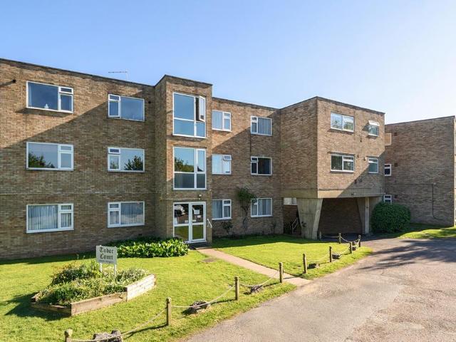 Flat for sale in The Cedars Estate, Batchworth