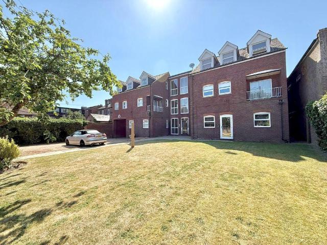 Flat for sale in Dunstable, Bedfordshire