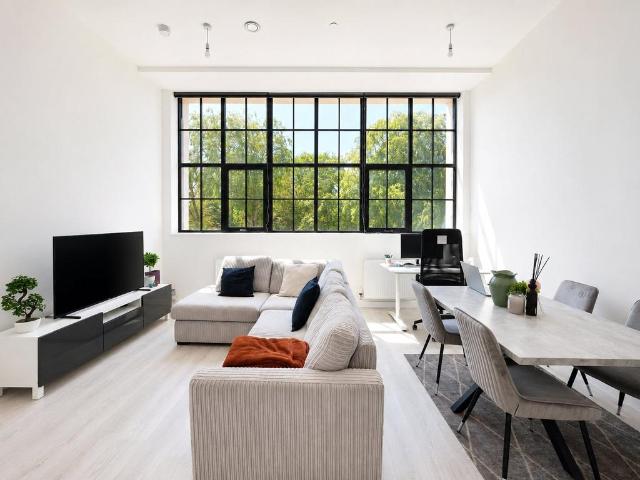 Flat for sale in Hayes, Greater London