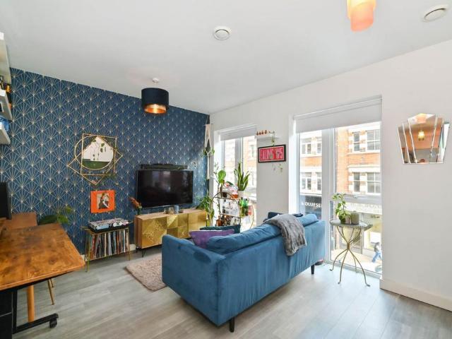 Flat for sale in London Borough of Ealing, Greater London