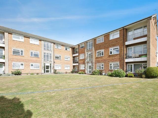 Flat for sale in Abbey End, Green Close