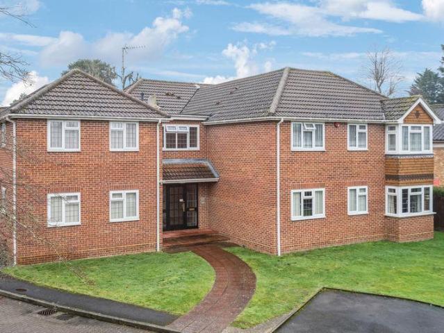 Flat for sale in Farnham Common, Buckinghamshire