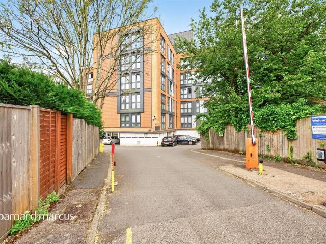 Flat for sale in Pachesham Park, Surrey