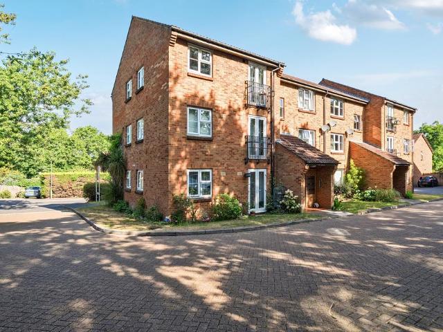 Flat for sale in Woking, Surrey