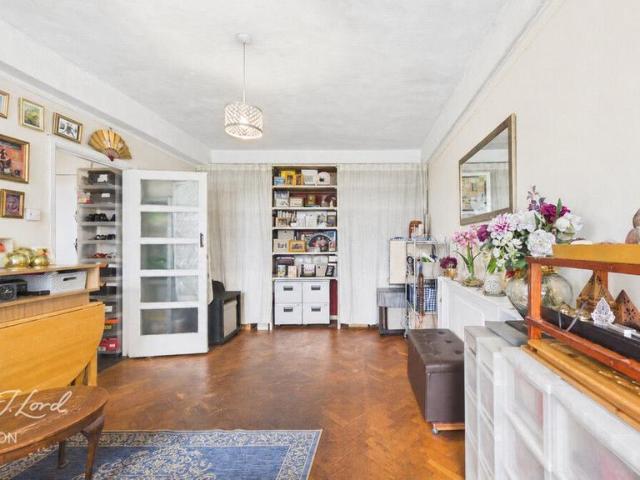 Flat for sale in Streatham Hill, Greater London
