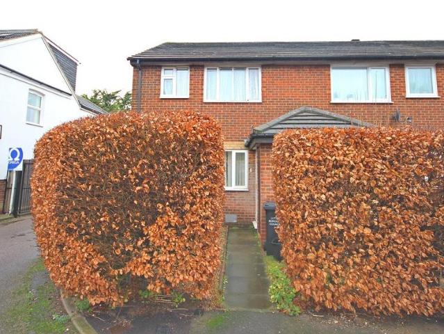 Flat for sale in Spring Park, Luton