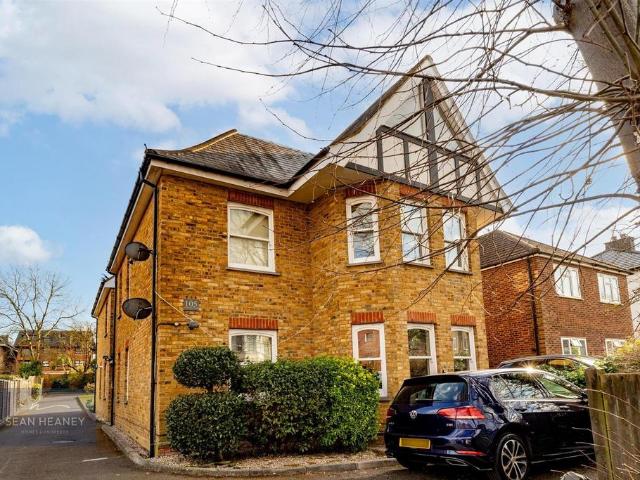 Flat for sale in New Barnet, Greater London