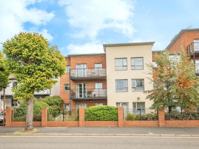 Flat for sale in Dale Hill, Essex
