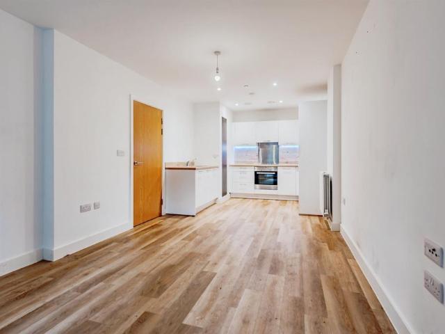 Flat for sale in Red Hill, Surrey