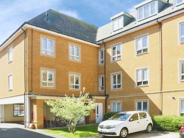 Flat for sale in Slough