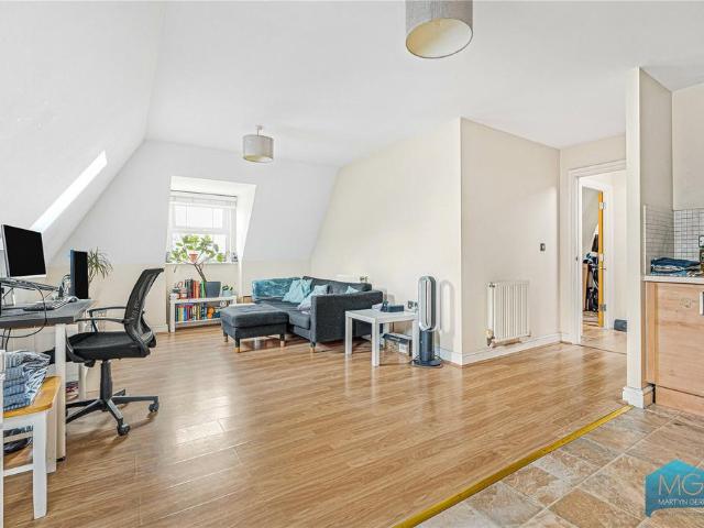 Flat for sale in New Barnet, Greater London