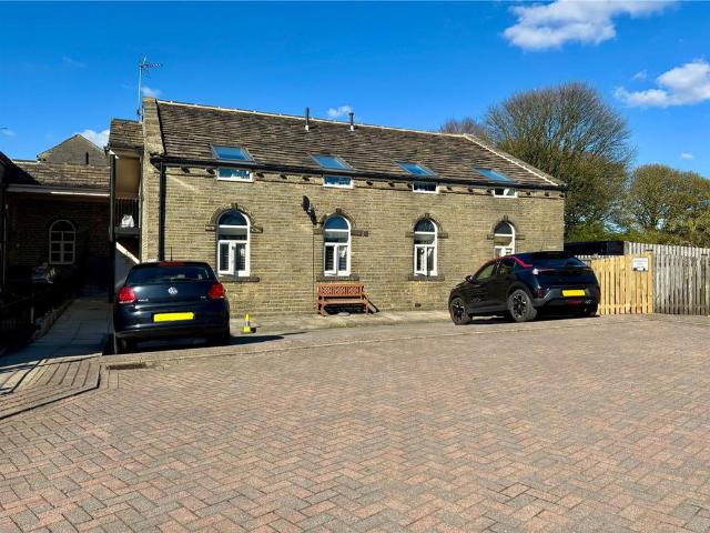 Flat for sale in Queensbury, West Yorkshire